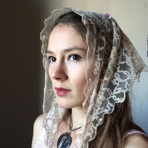 Vintage Accessories - PLEASE BUNDLE❣️Scalloped Cream Lace Triangle Scarf